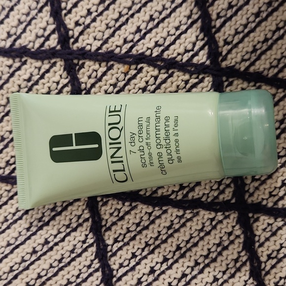Clinique 7 Day Face Scrub Cream Rinse-Off Formula 2.5oz - Picture 2 of 3